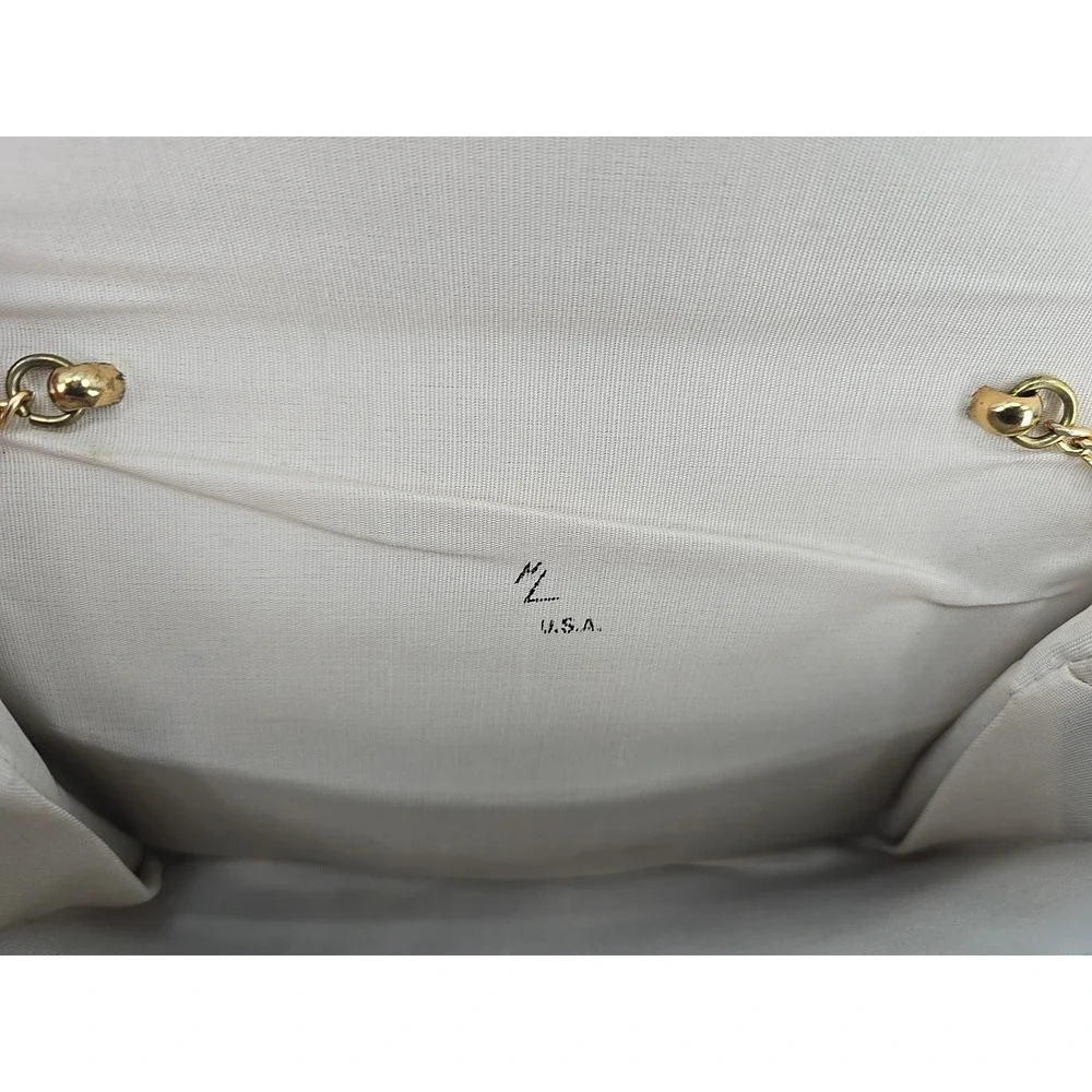 Beautiful Vtg ML USA Beige Ivory Clutch Handbag Bag Purse Kiss Closure‎ W/ Chain